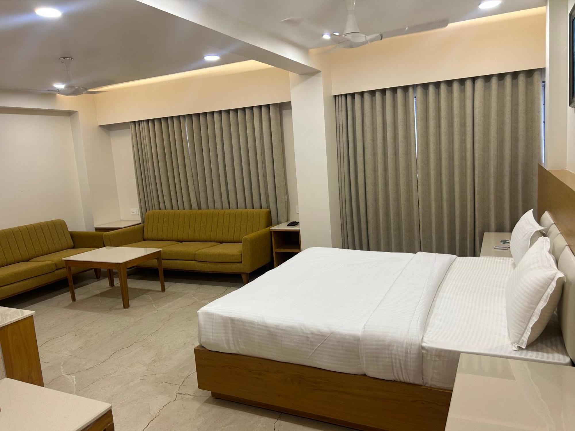 Hotel Flourish International Amhedabad Dış mekan fotoğraf